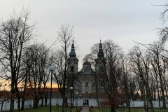 widok na kościół od parku