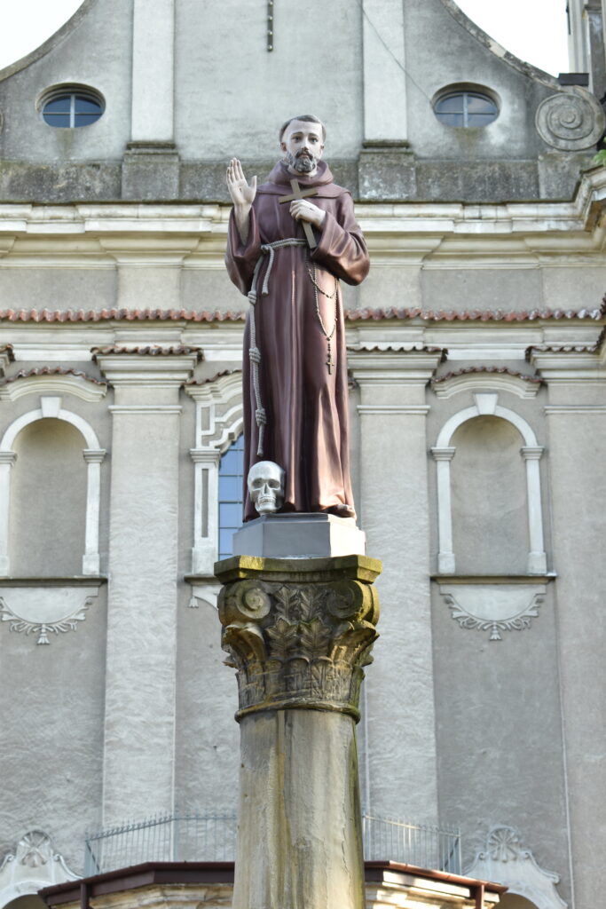 figura św. Franciszka na placu przed kościołem